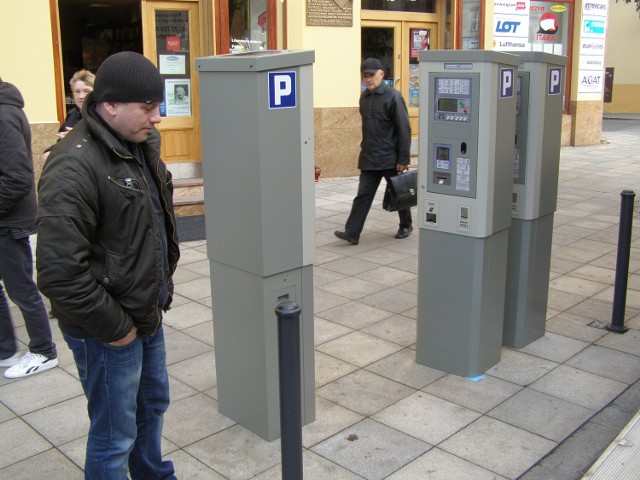 Opłaty za parkingi w Tarnowie będzie można uiszczać bilonem, płatniczą kartą bankomatową lub Tarnowską Kartą Miejską w wersji Premium. Posiadacze tej ostatniej za postój zapłacą ok. 20 proc. mniej niż pozostali kierowcy.