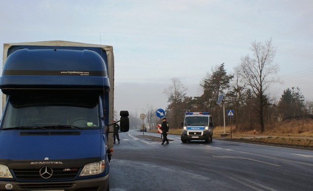 - Z wstępnych ustaleń wynika, że kierujący samochodem dostawczym mercedes, 20-letni obywatel Ukrainy, podczas manewru wyprzedzania samochodu osobowego potrącił pieszego, który przechodził przez jezdnię w miejscu niedozwolonym - relacjonuje Paweł Witczak, rzecznik prasowy Komendy Powiatowej Policji w Kutnie. - Mężczyzna zginął na miejscu. Policjanci ustalają dane pieszego.