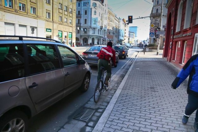 Duże zmiany w okolicy Dworca Głównego szykują się dla kierowców i rowerzystów. Jeszcze w tym roku miasto przebuduję ul. Piłsudskiego na odcinku od ul. Dworcowej do Świdnickiej. Ze zmian ucieszą się rowerzyści. Kierowcy woleliby, aby rowerzyści jeździli mniej ruchliwą ul. Bogusławskiego przy nasypie kolejowym.

ZOBACZ NA KOLEJNYCH SLAJDACH JAKI PLAN MAJĄ URZĘDNICY NA NOWĄ ORGANIZACJĘ RUCHU W REJONIE UL. PIŁSUDSKIEGO