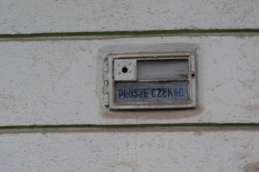Przycisk przy aptece przy ulicy Złotoryjskiej