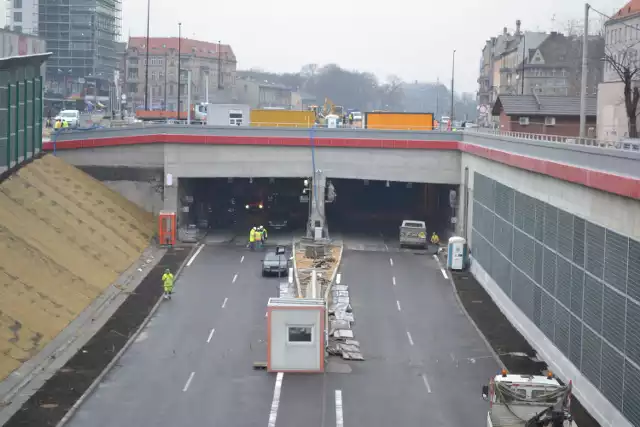 Drogowcy wykańczają jeszcze „górę” tunelu, gdzie częściowo powstał już skwer