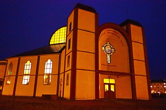 Parafia Pierwszych Męczenników Polski w Międzyrzeczu została erygowana w 1999 r. Prowadzą ją księża pallotyni ze Stowarzyszenia Apostolstwa Katolickiego SAC, którzy wiosną 2000 r. rozpoczęli budowę kościoła–sanktuarium.
