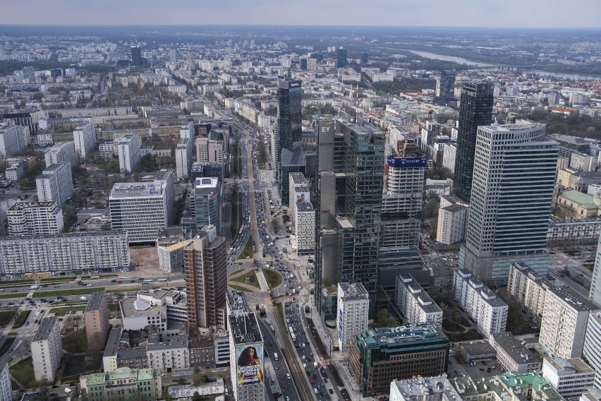 Panorama Warszawy z 230 metrów. Tak wygląda miasto z poziomu dachu najwyższego wieżowca w stolicy
