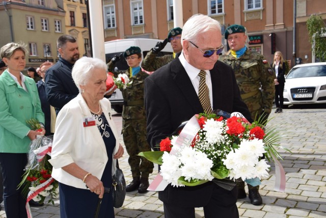 Obchody z okazji 79. rocznicy "Krwawej Niedzieli" na Wołyniu zorganizowano w poniedziałek (11.07) w opolskim Rynku. Na pamiątkę tych wydarzeń, przed tablicą umieszczoną na ratuszu, odbył się apel pamięci, salwa honorowa oraz złożenie kwiatów i zapalenie zniczy.