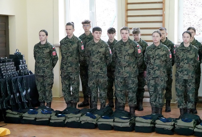 Uczniowie klas pierwszych Oddziału Przygotowania Wojskowego...