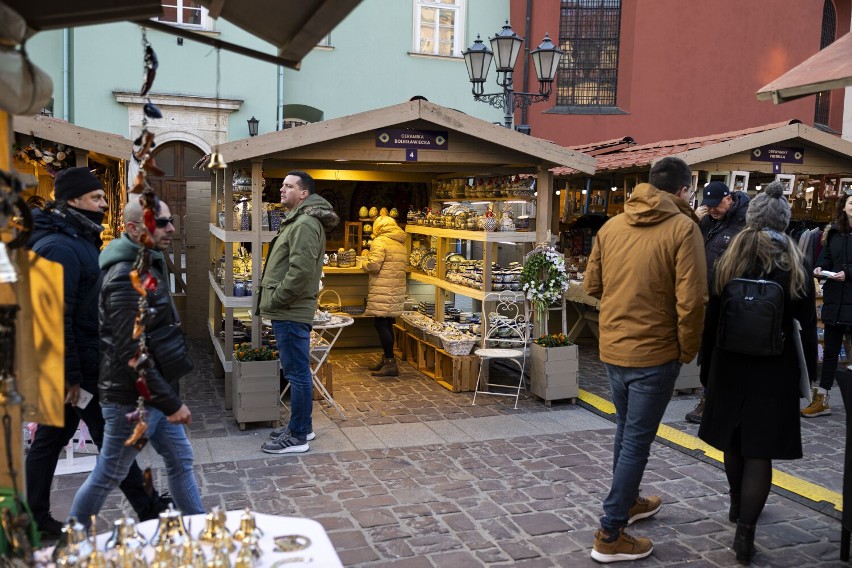 Kiermasz św. Józefa zagościł na Małym Rynku w Krakowie. Autorskie ubrania, zabawki, biżuteria i koncerty. Liczne atrakcje dla odwiedzających