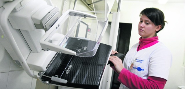 Małgorzata Charuza wykonuje badania w mammobusie NZOZ Med-Jolan w Sosnowcu