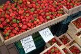 Ceny na targu w Żarach.  Ile kosztują czereśnie, truskawki czy kwiaty na  targowisku przy ulicy Lotników 