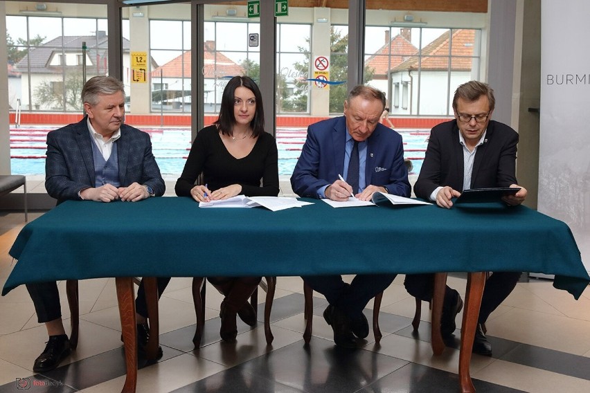 Podpisanie umowy na modernizację Oleskiej Laguny.