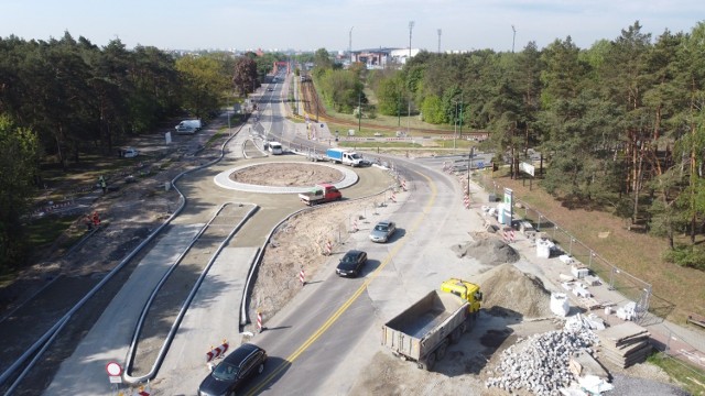 Na ul. Gdańskiej w Bydgoszczy od kilku miesięcy trwa budowa buspasa. W ostatnich dniach drogowcy rozpoczęli układanie nawierzchni na nowym rondzie u zbiegu ulic Gdańskiej i Rekreacyjnej w Myślęcinku. Autobusy nowym buspasem pojadą już na początku wakacji. 

