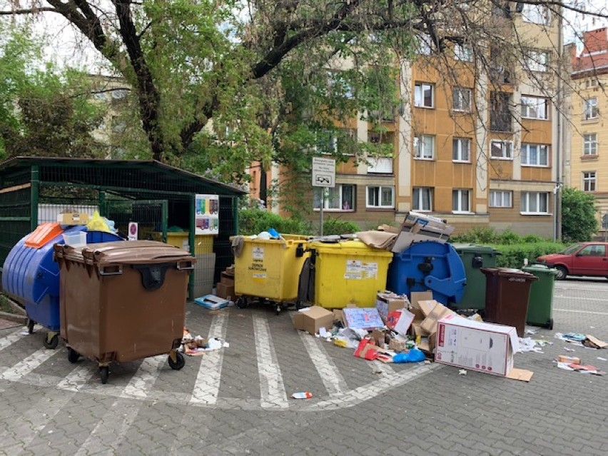 Ścisłe centrum Legnicy i coś na wzór wysypiska przy zasieku [LIST CZYTELNIKA]