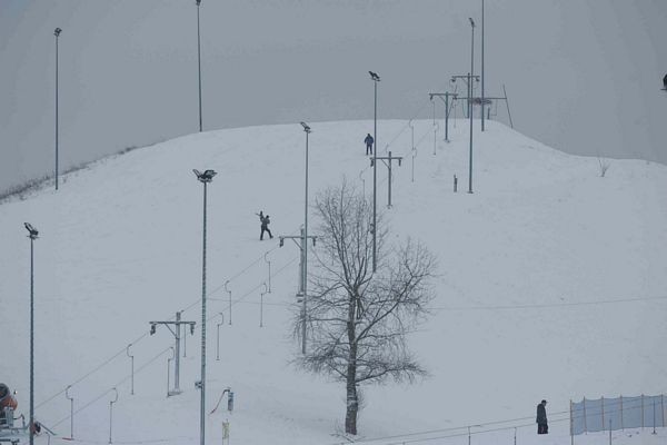 Sosnowiec: Na narty na Górce Środulskiej jest jeszcze za ciepło. Chwilowy atak zimy minął? [ZDJĘCIA]