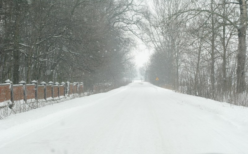 Zima znów zaatakowała, śnieg sypał całą noc, służby drogowe pracowały pełną parą