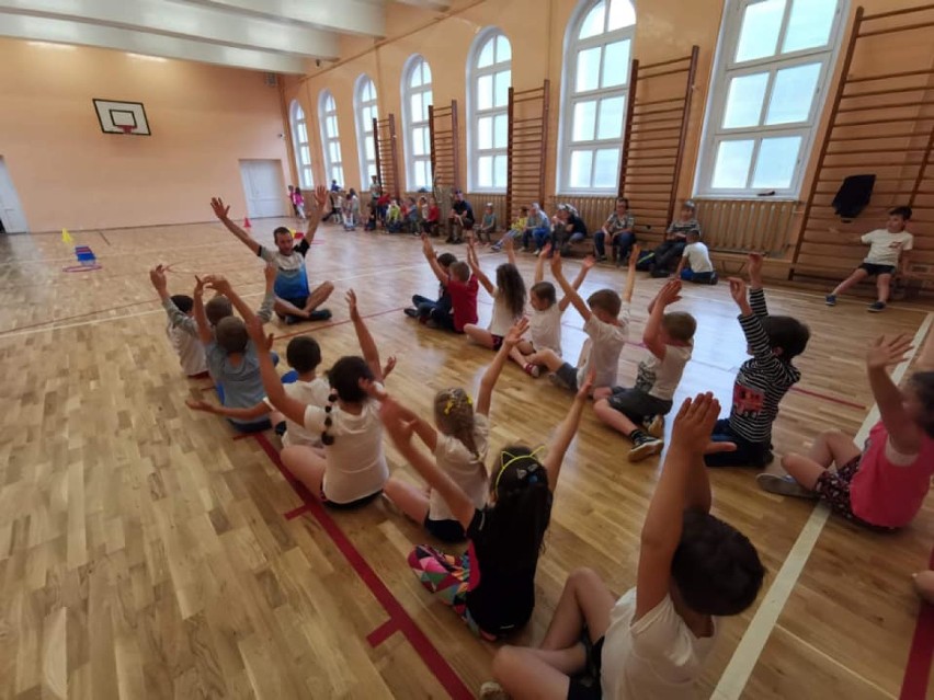 W kłodzkiej szkole im. Reymonta uczniowie uwielbiają W-F. Biegają, gimnastykują się... [ZDJĘCIA]