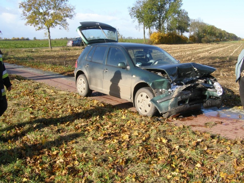 Skutki kolizji na drodze powiatowej w okolicy Trępnów.