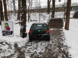 Golf pod schodami. Policjanci z Goleniowa szukają właściciela