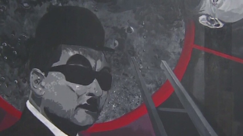 Na tym muralu Charlie Chaplin i Doktro Zło wyglądają jak bracia Kaczyńscy