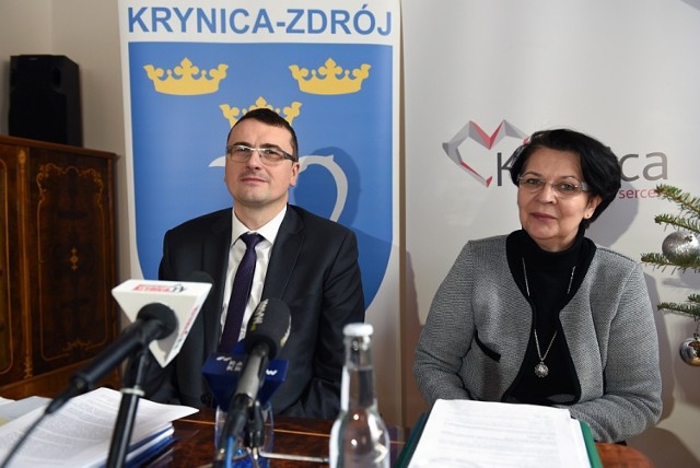 Burmistrz Piotr Ryba i Julia Dubec-Dudycz, dyrektor Centrum Kultury w Krynicy-Zdroju, zorganizowali konferencje prasową po audycie wydatków na 52. Festiwal im. Jana Kiepury