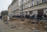 Ogromna kolejka przed NBP w Poznaniu! Tłum czeka od kilku godzin. Kolekcjonerzy chcą zdobyć banknot i monetę z Lechem Kaczyńskim