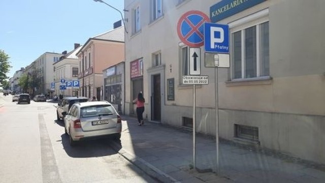 Nasz Czytelnik wypatrzył na ulicy Hipotecznej w Kielcach ciekawe oznakowanie, które wyklucza się. Jeden znak pozwala na parkowanie a drugi zakazuje go.