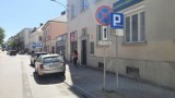 Dwa znaki na ulicy Hipotecznej w Kielcach, jeden pozwala na parkowanie, drugi zakazuje