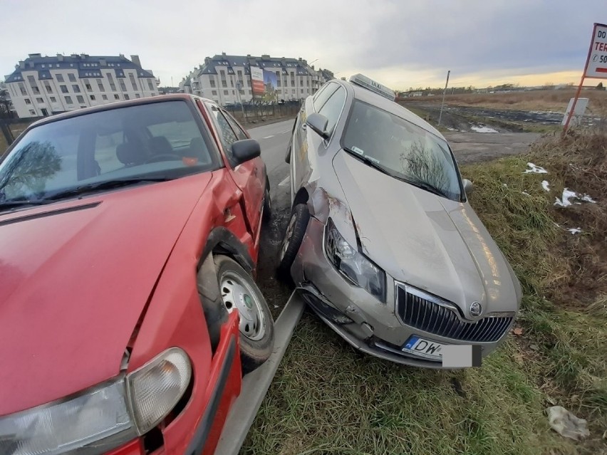 Zobacz zdjęcia z wypadku dwóch skód we Wrocławiu. Taksówka wylądowała w rowie 