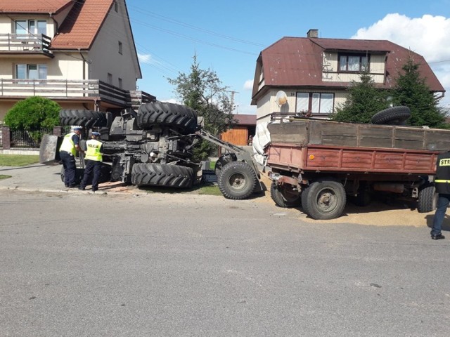 Steyr ciągnący dwie przyczepy ze zbożem wywrócił się.