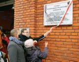 Odsłonięcie tablicy upamiętniającej strajk łódzkich włókniarek w 1971 roku. Tablicę umieszczono na terenie Manufaktury