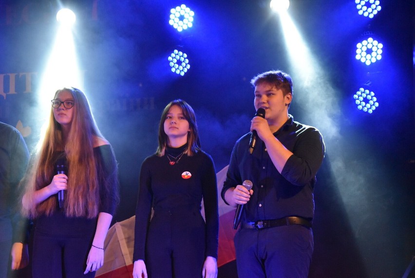 Malbork. Koncert charytatywny na rzecz uchodźców. "Dzieci dzieciom - nutki wolności dla Ukrainy" w auli I LO 