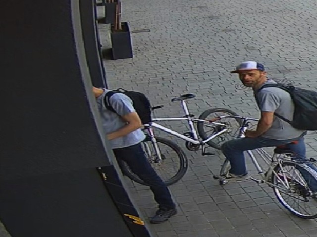 Policja prosi wszystkich, którzy rozpoznają osoby przedstawione na zdjęciach, o kontakt. Sprawa dotyczy kradzieży roweru. Doszło do niej 28 maja br. w Toruniu.