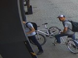 Policja szuka sprawców kradzieży roweru w Toruniu. Rozpoznajesz tych mężczyzn?