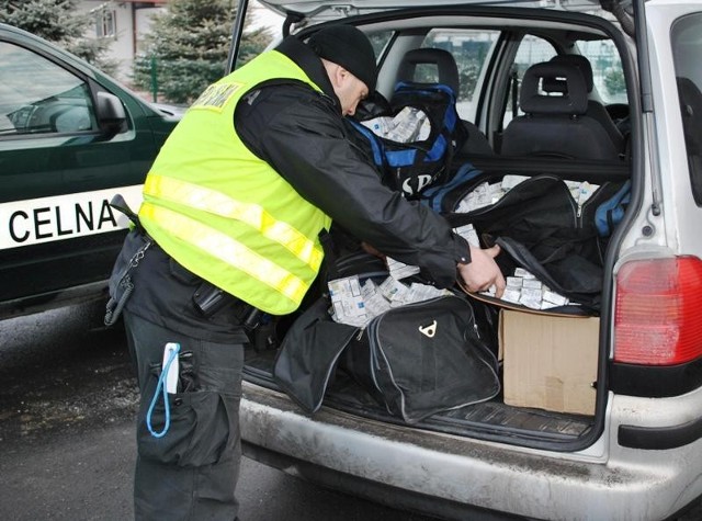 Na drodze krajowej w Zaleskiej Woli celnicy z grupy mobilnej wykryli 900 paczek papierosów z przemytu. Kierowca z  Bytomia przyznał się własności papierosów, które ukryte były w bagażniku samochodu.