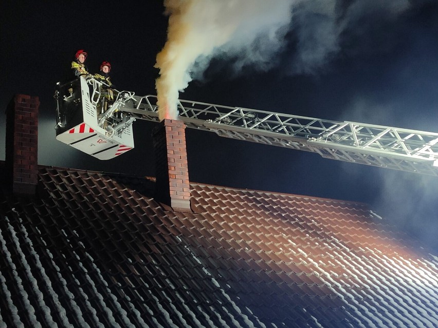 Pożar sadzy w kominie pod Mieściskiem. Na miejsce wezwano straż pożarną 