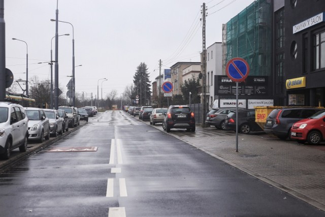 Wprowadzony zakaz ograniczyło parkowanie na chodnikach w najbliższej okolicy dworca autobusowego na Górczynie. Część kierowców traktowała chodnik jak parking buforowy.