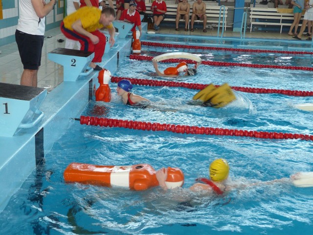 Ratownicy podczas mistrzostw pływali, nurkowali i ratowali "topielca"
