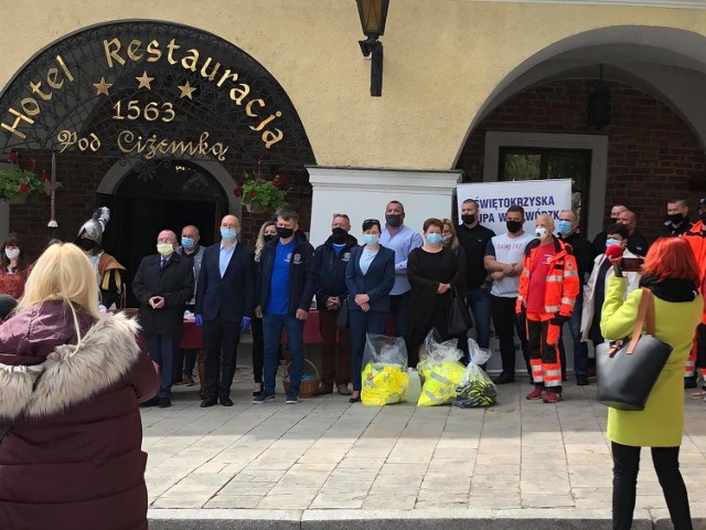 Wręczenie darów dla różnych instytucji odbyło się na rynku w Sandomierzu.