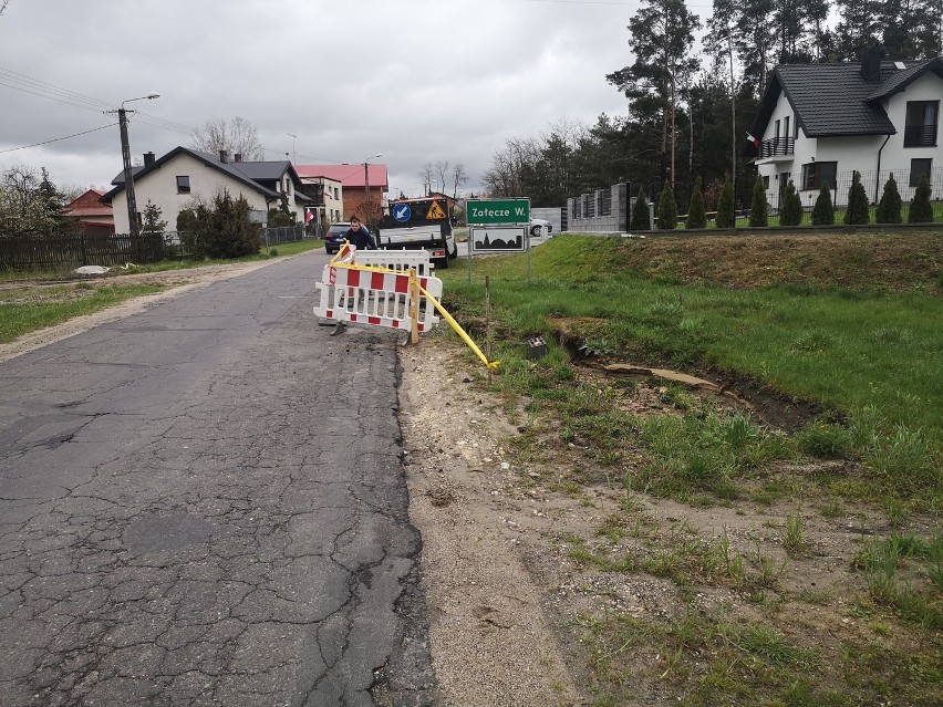 Uszkodzony dach,zalana piwnica, połamane konary, podmyte pobocza. Pogoda w majówkę w powiecie wieluńskim nie rozpieszcza 