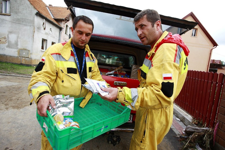 Zobacz jak wałbrzyscy strażacy niosą pomoc mieszkańcom Bogatyni (ZDJĘCIA)