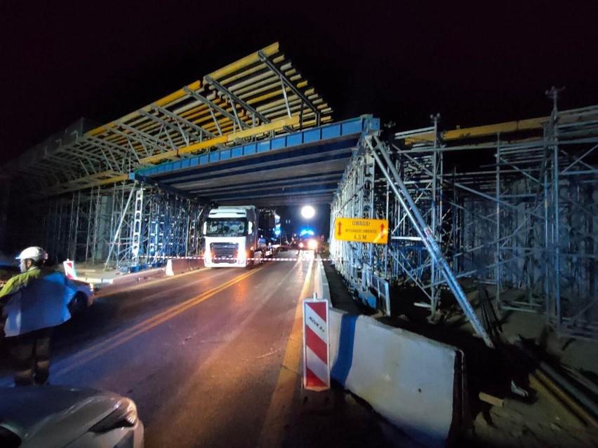 Wypadek w Dąbrowie Górniczej na DK1. Tir zahaczył o konstrukcję budowanego wiaduktu w Ujejscu. Zobacz ZDJĘCIA. Droga była zablokowana