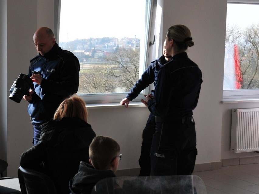 Uczniowie z Woli Dębowieckiej i Zarzecza w komendzie policji w Jaśle