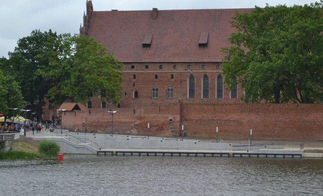 Nabrzeże na zlecenie miasta zbudowała wyłoniona w przetargu firma SKANSKA. Prace przeciągnęły się o około 2 miesiące m.in. z powodu konieczności nawożenia kruszywa do wzmocnienia konstrukcji nabrzeża, a także zmian wyglądu nawierzchni fragmentu bulwaru, o co wnioskowało Muzeum Zamkowe w Malborku. 
Przed aneksowaniem umowy z firmą SKANSKA koszt inwestycji miał wynieść 935 tys. zł netto.  
Przypomnijmy, że Urząd Miasta na tę inwestycję pozyskał 600 tys. zł z Urzędu Marszałkowskiego w ramach oszczędności z projektu "Pętla Żuław", a 400 tys. zł pochodzi z budżetu miasta.