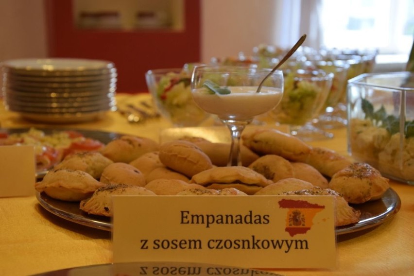 Empanadas z mięsem i sosem czosnkowym (10...
