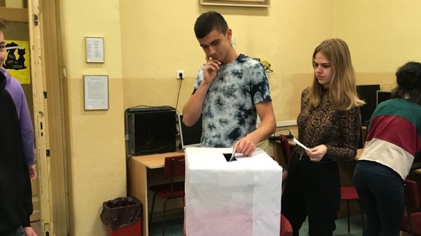 Prawybory w świdnickim Ekonomiku. Młodzież najchętniej głosowała na Lewicę i...