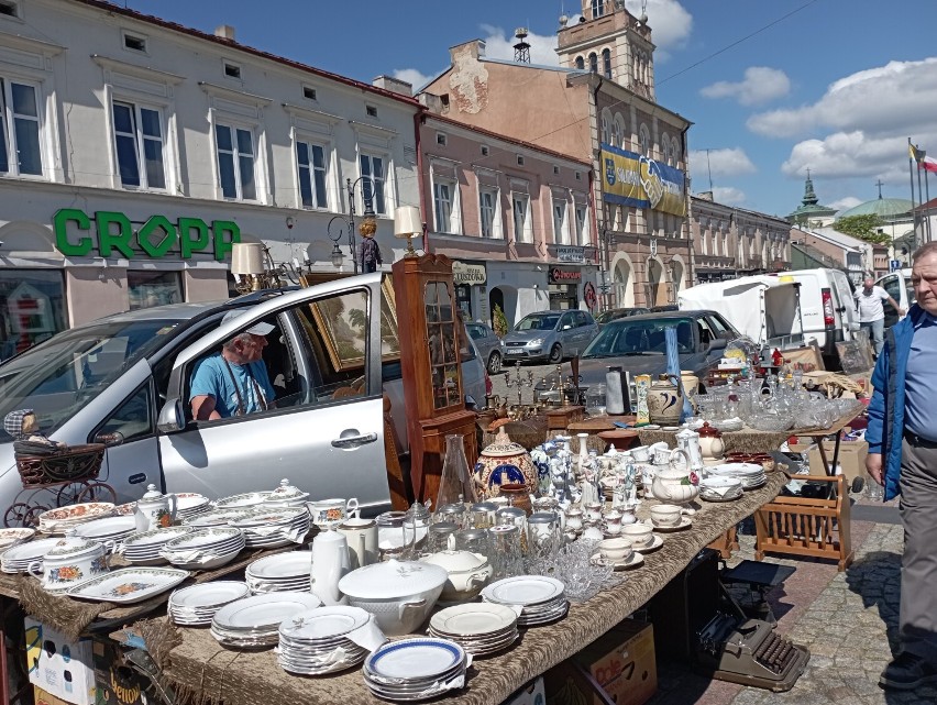 Kolekcjonerzy i miłośnicy staroci spotkali się na skierniewickim Rynku w pierwszą sobotę maja