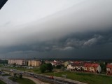 Burza nad Tomaszowem i powiatem tomaszowskim. Wał szkwałowy nad Tomaszowem na zdjęciach internautów 09.06.2022