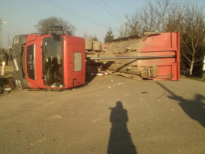 Wypadek w Warzymicach. Pociąg wjechał w samochód ciężarowy