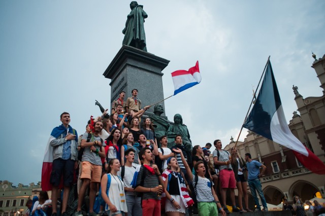 27.07.2016 krakow 
swiatowe dni mlodziezy , spotkanie mlodych , mlodziez bawi sie pod pomnikiem adama mickiewicza na krakowskim rynku , 
fot. wojciech matusik / polska press