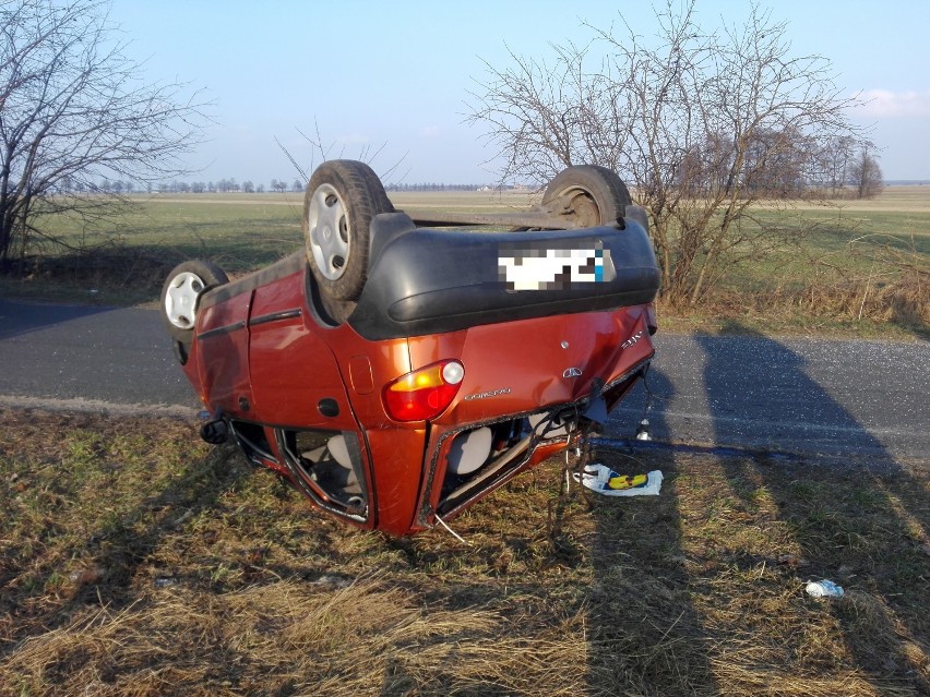 Groźny wypadek na drodze w Tomnicach [ZDJĘCIA]