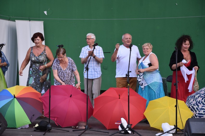 Seniorzy z regionu wystąpili w amfiteatrze w Nakle. Imprezę zorganizowało Stowarzyszenie Nakielsis Deo [zdjęcia]