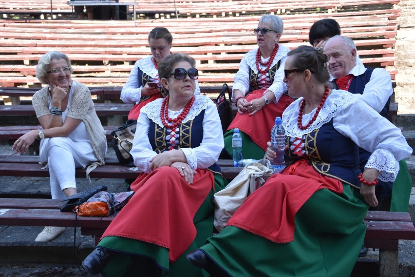 Seniorzy z regionu wystąpili w amfiteatrze w Nakle. Imprezę zorganizowało Stowarzyszenie Nakielsis Deo [zdjęcia]